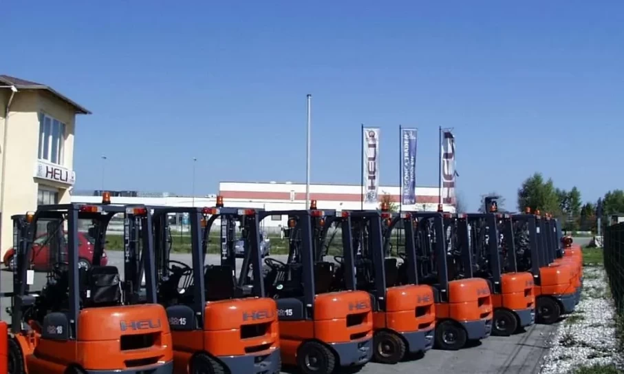 ÜZEMEN BELÜLI ÉS KÍVÜLI MUNKATEVÉKENYSÉGEKHEZ KERES UNIVERZÁLIS TARGONCÁKAT?